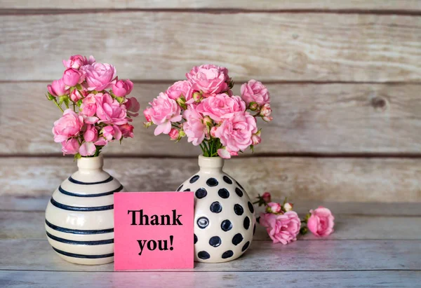 Lindas Rosas Rosa Vaso Com Mensagem Agradecimento — Fotografia de Stock