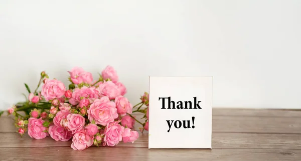 Piękne Różowe Róże Wazonie Podziękowaniami — Zdjęcie stockowe