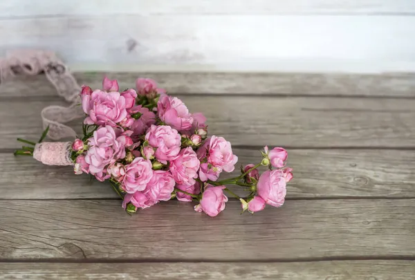 Ramo Rosas Rosadas Hermosas Sobre Fondo Madera — Foto de Stock