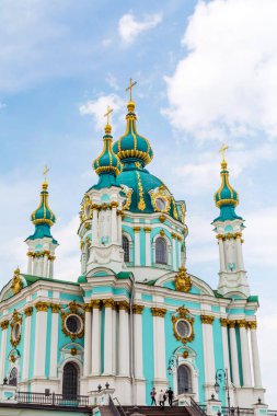KIEV, UKRAINE - 22 Ağustos 2019: St. Andrew Kilisesi. Andrew 'un Çöküşü bulutlu bir arka planda