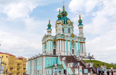 KIEV, UKRAINE - 22 Ağustos 2019: St. Andrew Kilisesi. Andrew 'un Çöküşü bulutlu bir arka planda