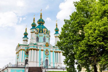 KIEV, UKRAINE - 22 Ağustos 2019: St. Andrew Kilisesi. Andrew 'un Çöküşü bulutlu bir arka planda