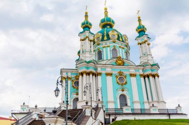 KIEV, UKRAINE - 22 Ağustos 2019: St. Andrew Kilisesi. Andrew 'un Çöküşü bulutlu bir arka planda