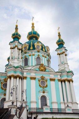 KIEV, UKRAINE - 22 Ağustos 2019: St. Andrew Kilisesi. Andrew 'un Çöküşü bulutlu bir arka planda