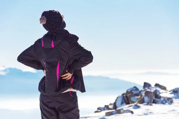 Mulher Alta Montanha Nevada Inverno Conceito Férias Inverno — Fotografia de Stock