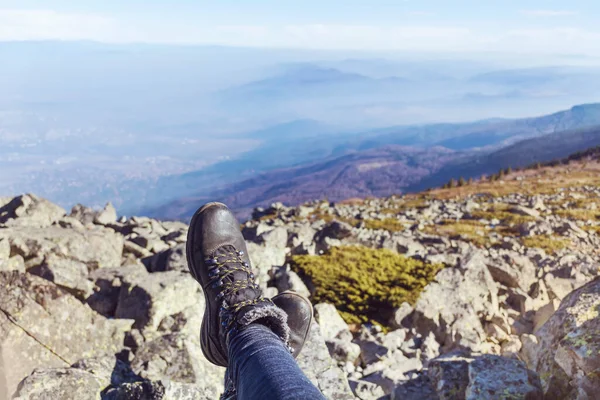 Wandelschoenen Een Bergtoppen Achtergrond Toeristische Vrouw Zitten Rand Klif Bergen — Stockfoto