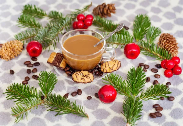 Weihnachtsplätzchen Und Kaffeebecher Mit Tannenzweigen — Stockfoto