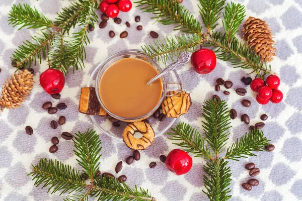 Weihnachtsplätzchen Und Kaffeebecher Mit Tannenzweigen — Stockfoto