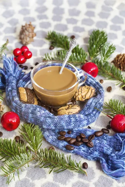 Weihnachtsplätzchen Und Kaffeetasse Einen Blauen Schal Gewickelt Traditionelle Weihnachtskekse — Stockfoto