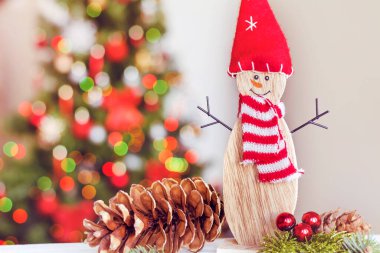 Ağaçların bulanık arka planında Tahta Noel Kardan Adam. Noel süslemesi