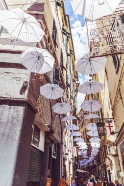 Genoa, İtalya-Haziran 27,2018: Beyaz şemsiye Cenova, İtalya sokak yukarıda asılı 