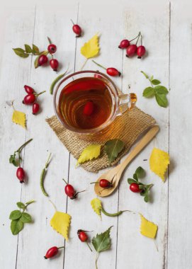 Ahşap arka planda gül çayı