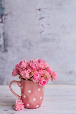 Üzerinde noktalar olan küçük pembe güller. Ev dekorasyonu elementleri.