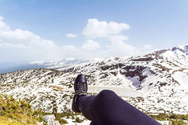 Wandelschoenen Een Winter Bergtoppen Achtergrond Toeristische Vrouw Zittend Rand Klif — Stockfoto