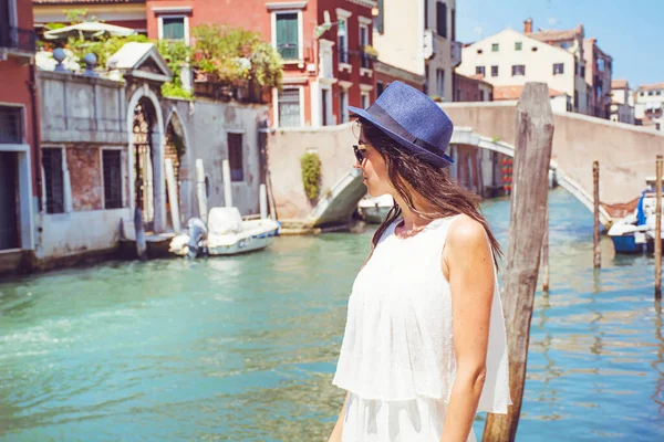 Женщина Белом Платье Венеции Италия — стоковое фото