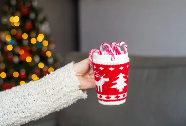 Mão Segurando Copo Natal Com Bastões Doces Para Natal — Fotografia de Stock