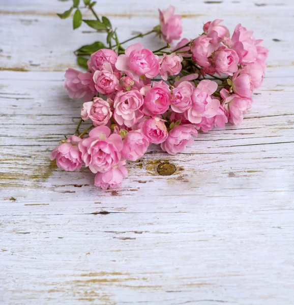 Rosas Cor Rosa Bonitas Fundo Madeira Branco Com Colar Cópia — Fotografia de Stock