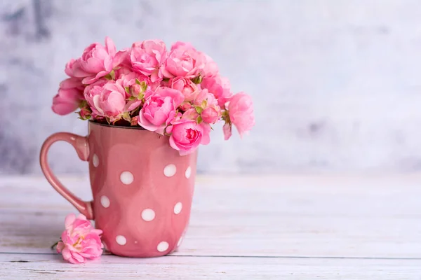 Mooie Roze Rozen Kleine Roze Beker Met Stippen Home Decoratie — Stockfoto