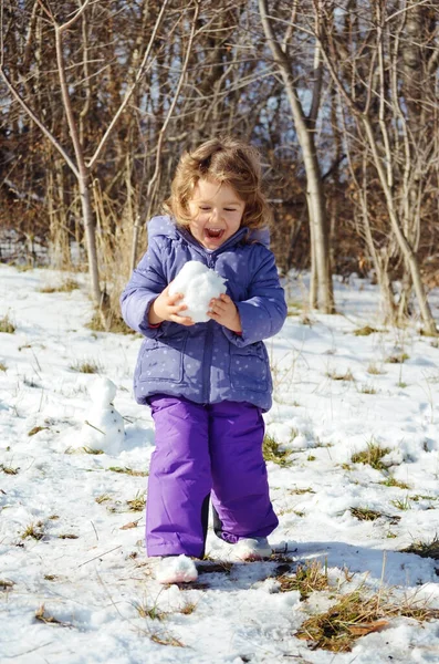 Portret Van Sweet Little Kid Spelen Met Sneeuw Buiten — Stockfoto