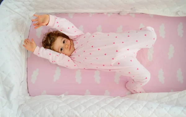 Schattig Klein Kind Meisje Wakker Spelen Het Bed — Stockfoto