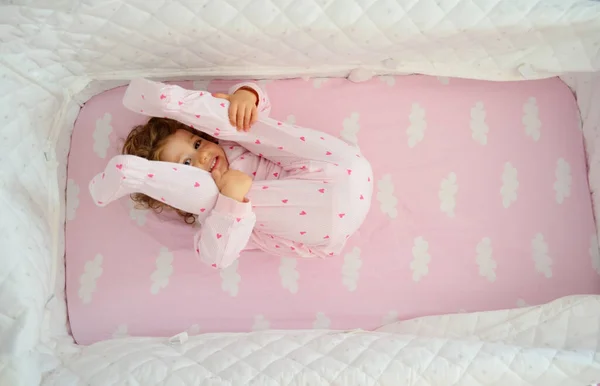 Linda Niña Despierta Juega Cama — Foto de Stock