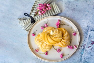 Vanilya kremalı ev yapımı ekler.