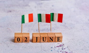 Tahta küpler ve minyatür İtalya bayrakları. Tarih 2 Haziran, Cumhuriyet Günü.