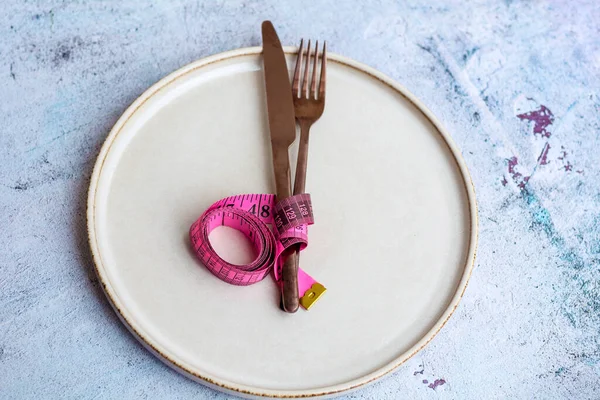 Fourchette Couteau Avec Ruban Mesurer Dans Une Plaque Vide Concept — Photo