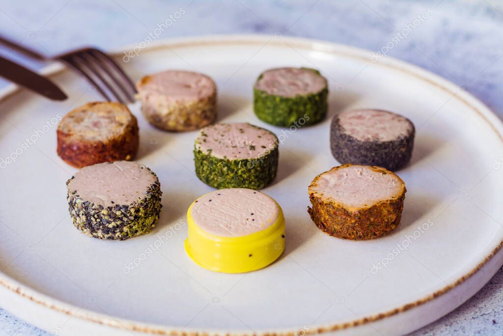 Diferentes tipos de paté de pollo e hígado en un plato 2023