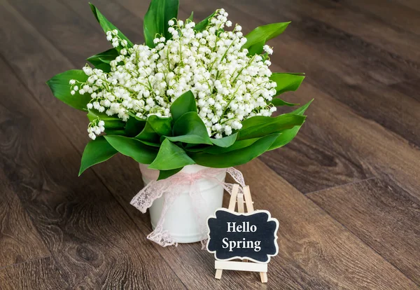 Lily Valley Virágok Vázában Hello Spring Szöveg Tavaszi Üdvözlőlap — Stock Fotó