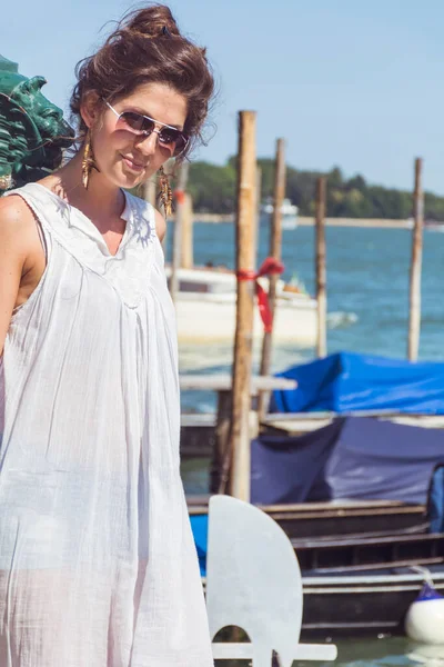 美しいです若いです女性でヴェネツィアのゴンドラ上の海の背景に浮かんで — ストック写真