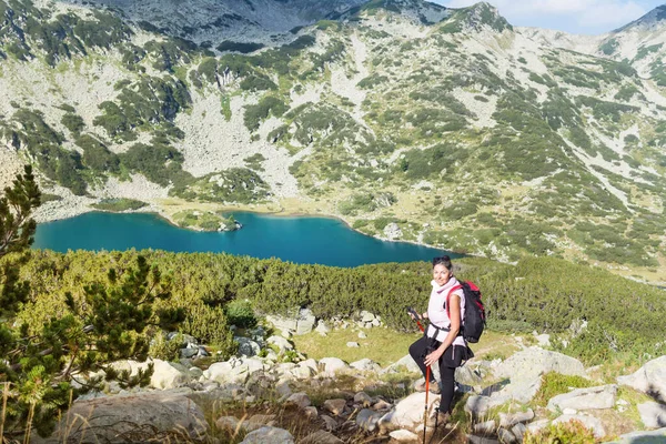 Wandelende Vrouw Hoge Berg Met Uitzicht Het Meer Pirinberg Bulgarije — Stockfoto