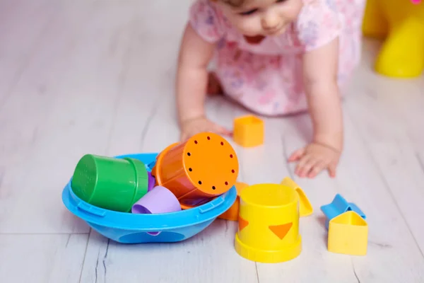 Çocuk Akıllı Bebek Oyuncaklarıyla Oynuyor Çocuk Geliştirme Konsepti — Stok fotoğraf