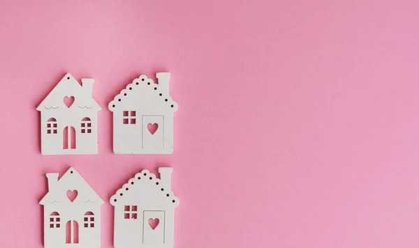 ピンクの背景に木造住宅モデル 不動産への投資 家の購入 — ストック写真