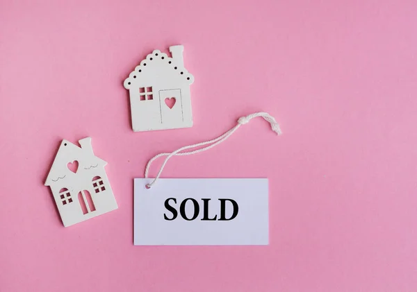 Vende Palabra Sobre Cubos Madera Casas Miniatura Sobre Fondo Rosa —  Fotos de Stock