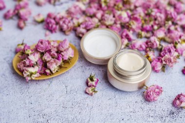 Bulgar Gülü ile Doğal Yaşlanma Karşıtı Göz Kremi