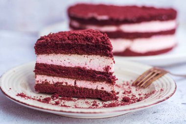 Kırmızı kadife kek, krem peynirli kırmızı tereyağlı sünger kekten klasik üç katlı kek.