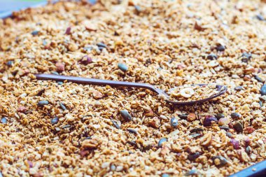 Sağlıklı ev yapımı fındıklı granola.