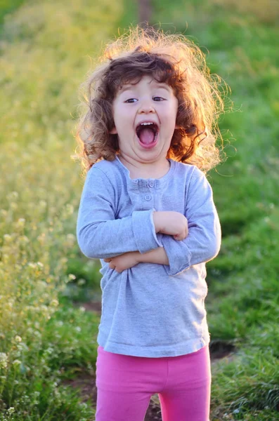Retrato Happy Toddler Girl Smiling Outdoor Blond Kid Com Cabelo — Fotografia de Stock