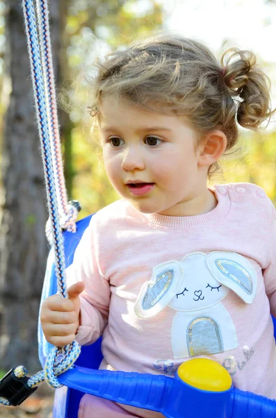 Menina Criança Jogando Divertindo Swing — Fotografia de Stock