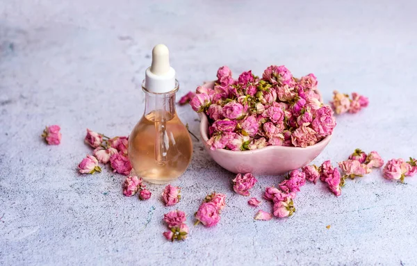 Rose Eterisk Olja Glasflaska Och Rosa Ros Blommor Rosenvatten — Stockfoto