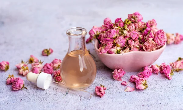 Rose Eterisk Olja Glasflaska Och Rosa Ros Blommor Rosenvatten — Stockfoto