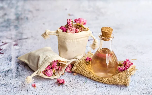 Ätherisches Rosenöl Glasflasche Und Rosa Rosenblüten Rosenwasser — Stockfoto