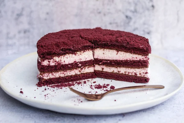 赤いベルベットケーキ クリームチーズと赤いバタースポンジケーキから古典的な3層のケーキ — ストック写真