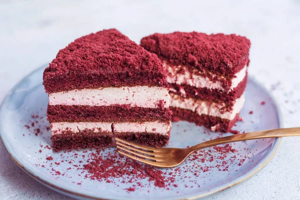 赤いベルベットケーキ クリームチーズと赤いバタースポンジケーキから古典的な3層のケーキ — ストック写真