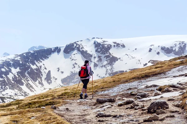 Woman Hiking High Snowy Mountain Winter Vacation Bulgaria Rila Mountain — Stockfoto