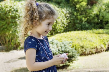 Yazlık Park 'ta Pembe Dijital Çocuk Kamerasıyla Fotoğraf Çeken Küçük Kız