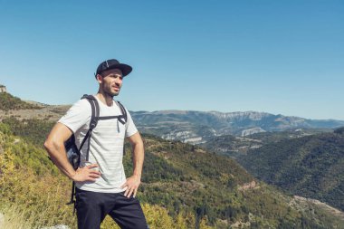 Yaz dağında yürüyüş yapan genç adam. Bov Village, Balkan Dağı, Iskar Gorge