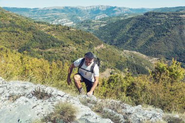 Yaz dağında yürüyüş yapan genç adam. Bov Village, Balkan Dağı, Iskar Gorge