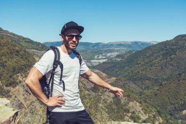 Yaz dağında yürüyüş yapan genç adam. Bov Village, Balkan Dağı, Iskar Gorge